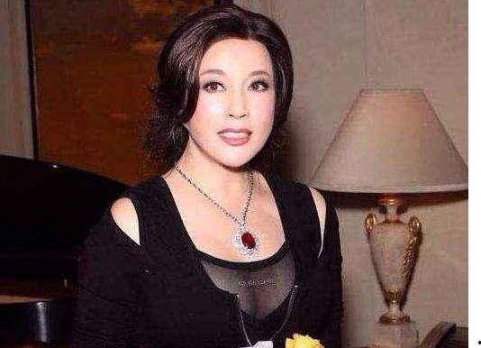 娱乐圈吃瓜刘晓庆,娱乐圈风云变幻中的“吃瓜”传奇